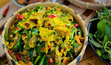 Cách làm lòng heo xào nghệ tươi trong ngày mưa